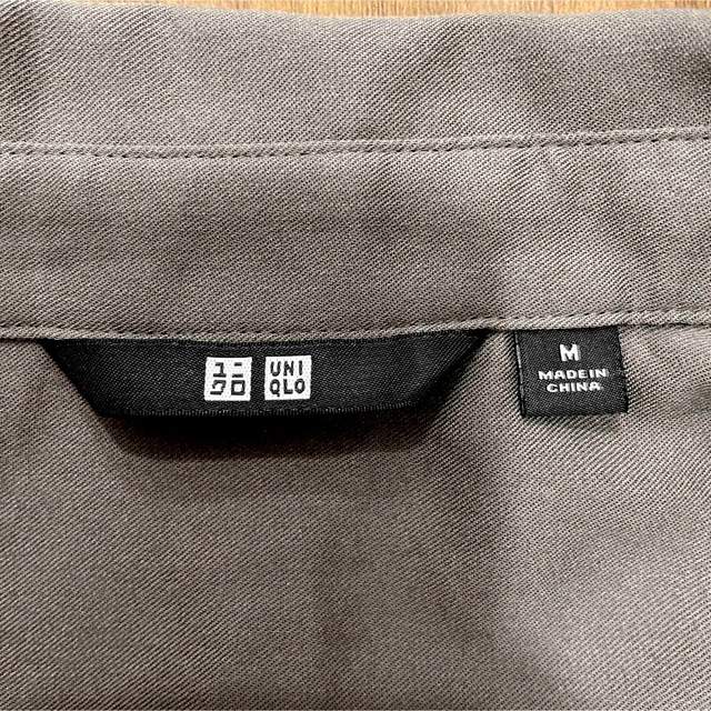 UNIQLO(ユニクロ)の未使用　ユニクロ　オリーブ　レーヨンブラウス レディースのトップス(シャツ/ブラウス(長袖/七分))の商品写真