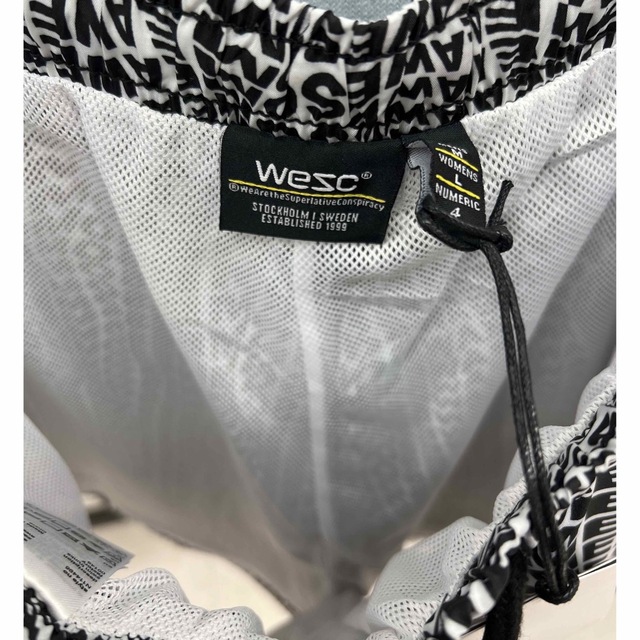 WeSC(ウィーエスシー)の【新品】WeSC ウィーエスシー 水着　サイズM メンズの水着/浴衣(水着)の商品写真