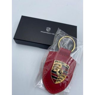 ポルシェ(Porsche)のPORSCHE ポルシェ　クレスト  キーホルダー レッド　箱付き(車内アクセサリ)