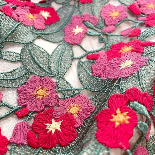 TOCCA(トッカ)の豪華　総刺繍　トッカ　TOCCA　花柄　タイト　膝丈スカート　レッド　S相当 レディースのスカート(ひざ丈スカート)の商品写真