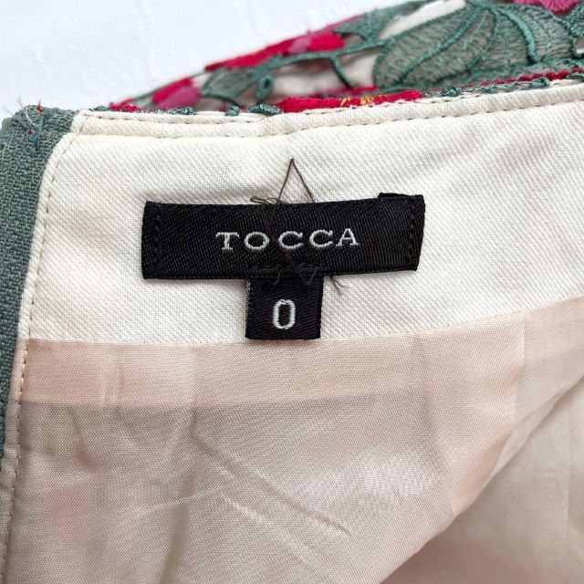 TOCCA(トッカ)の豪華　総刺繍　トッカ　TOCCA　花柄　タイト　膝丈スカート　レッド　S相当 レディースのスカート(ひざ丈スカート)の商品写真