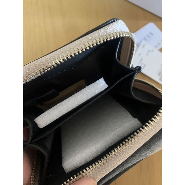 GUESS(ゲス)のGUESSミニ財布　新品箱つき レディースのファッション小物(財布)の商品写真