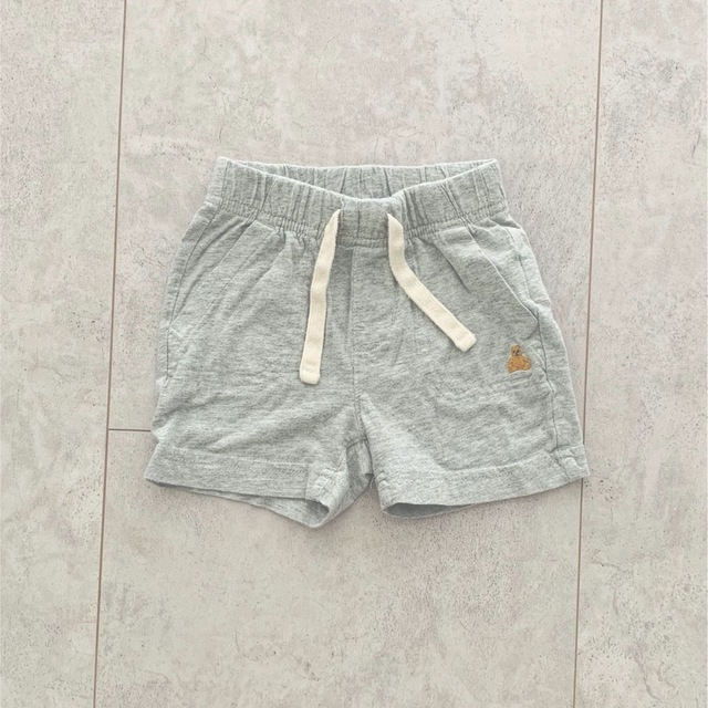 GAP(ギャップ)のGAP ハーフパンツ グレー 熊 ズボン 男の子 夏服 キッズ/ベビー/マタニティのベビー服(~85cm)(パンツ)の商品写真