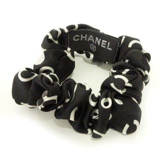 CHANEL(シャネル)の未使用 シャネル CHANEL リボン シュシュ ココマーク シルク スカーフ レディースのヘアアクセサリー(ヘアゴム/シュシュ)の商品写真