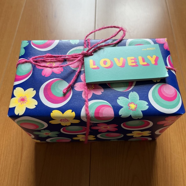 LUSH(ラッシュ)の【専用】LUSH LOVELY ラブリー　箱無し コスメ/美容のボディケア(入浴剤/バスソルト)の商品写真