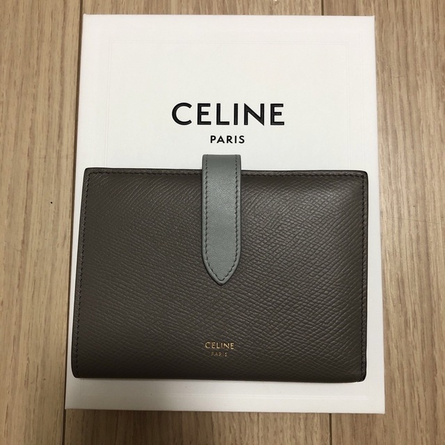 celine(セリーヌ)のセリーヌ　ミディアム ストラップウォレット ぺブル / ミネラル レディースのファッション小物(財布)の商品写真