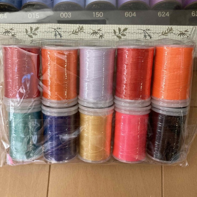 brother(ブラザー)の未使用　ブラザー　ミシン刺繍糸　10色セット ハンドメイドの素材/材料(生地/糸)の商品写真