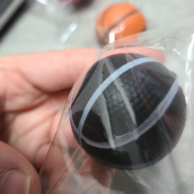 【新品】カラー選べるバスケットボール キーホルダー Basketball バスケ スポーツ/アウトドアのスポーツ/アウトドア その他(バスケットボール)の商品写真