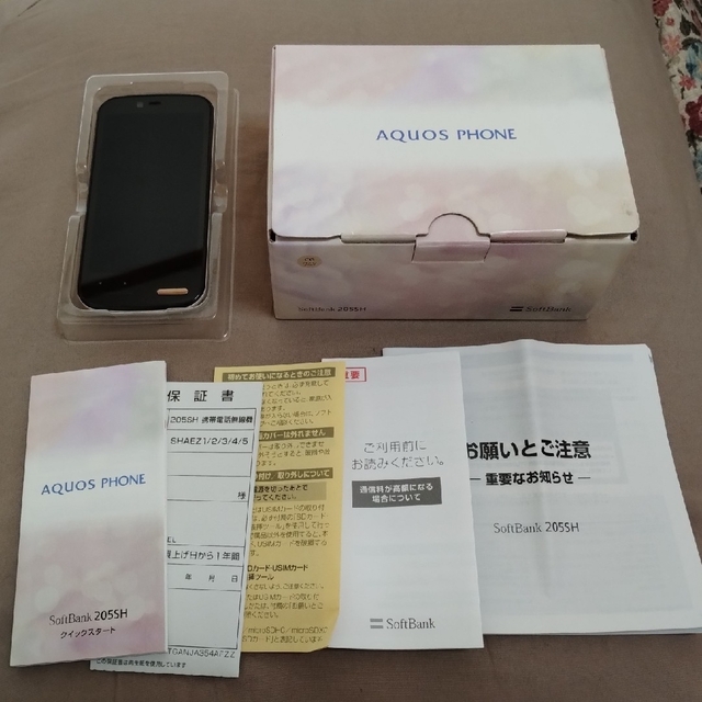 AQUOS(アクオス)のSoftBankスマートフォン 205SH 本体 スマホ/家電/カメラのスマートフォン/携帯電話(スマートフォン本体)の商品写真