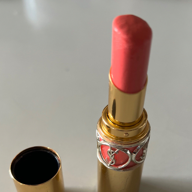 Yves Saint Laurent Beaute(イヴサンローランボーテ)のイブサンローラン　ルージュ ヴォリュプテ シャイン　15 コスメ/美容のベースメイク/化粧品(口紅)の商品写真