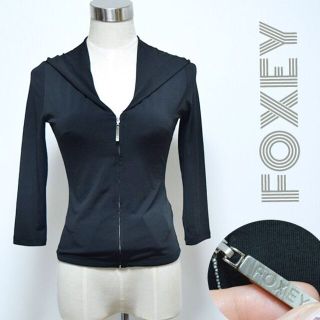 FOXEY NEW YORK】ストレッチリブ ロゴプレート パーカー | www