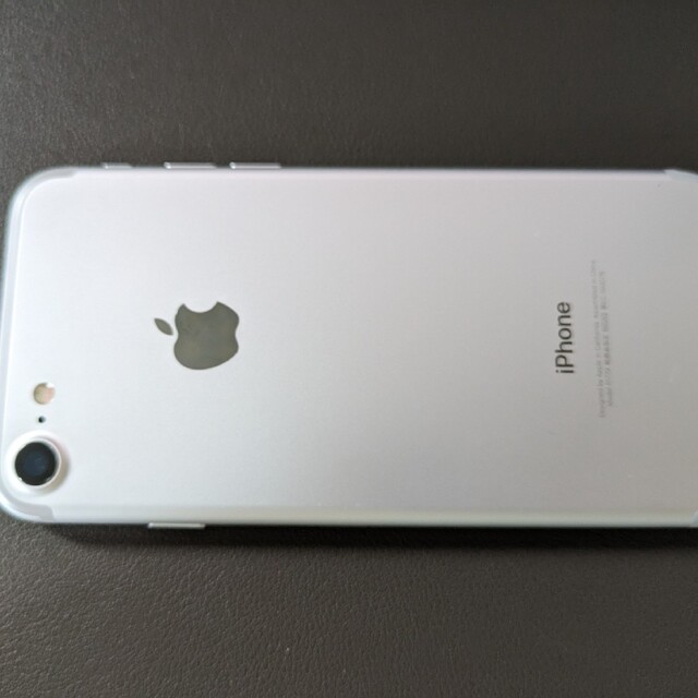 iPhone(アイフォーン)のiPhone 7 Silver 128GB Y!mobile Simロック解除済 スマホ/家電/カメラのスマートフォン/携帯電話(スマートフォン本体)の商品写真