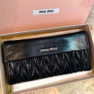 ミュウミュウ(miumiu)の☆未使用品☆miumiu ミュウミュウ マテラッセ フラップ 長財布 黒(財布)