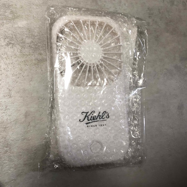 Kiehl's(キールズ)のキールズオリジナル　ポータブル&スタンドファン スマホ/家電/カメラの冷暖房/空調(扇風機)の商品写真