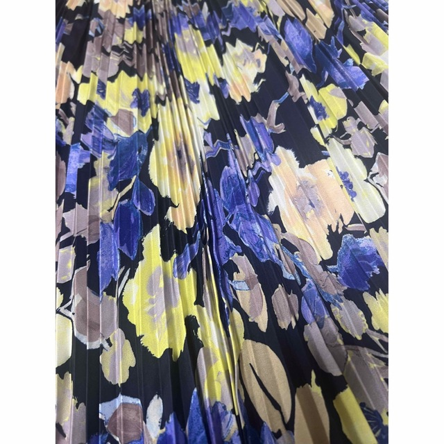 MERCURYDUO(マーキュリーデュオ)のMERCURYDUO フラワープリーツマキシスカート レディースのスカート(ロングスカート)の商品写真