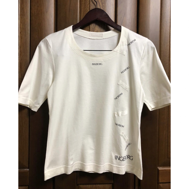 INGEBORG(インゲボルグ)のINGEBORG ロゴワッペン付き Tシャツ Mサイズ ホワイト レディースのトップス(Tシャツ(半袖/袖なし))の商品写真