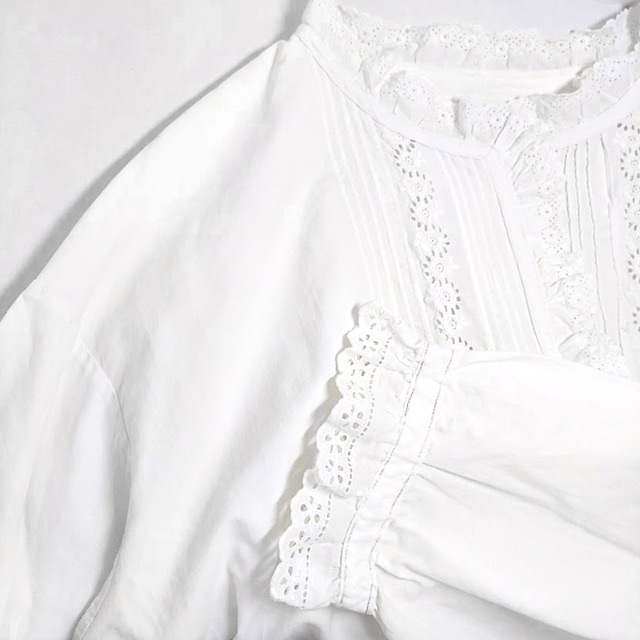nest Robe(ネストローブ)の1900年代✨フランス製 ヴィンテージ フリルカラー 刺繍 長袖コットンブラウス レディースのトップス(シャツ/ブラウス(長袖/七分))の商品写真