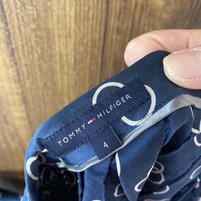 TOMMY HILFIGER(トミーヒルフィガー)のTOMMY FILFIGER サテン巻きスカート レディースのスカート(ロングスカート)の商品写真