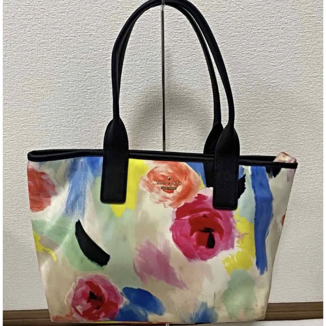 kate spade new york(ケイトスペードニューヨーク)のKatespade フラワーデザイントートバッグ レディースのバッグ(トートバッグ)の商品写真