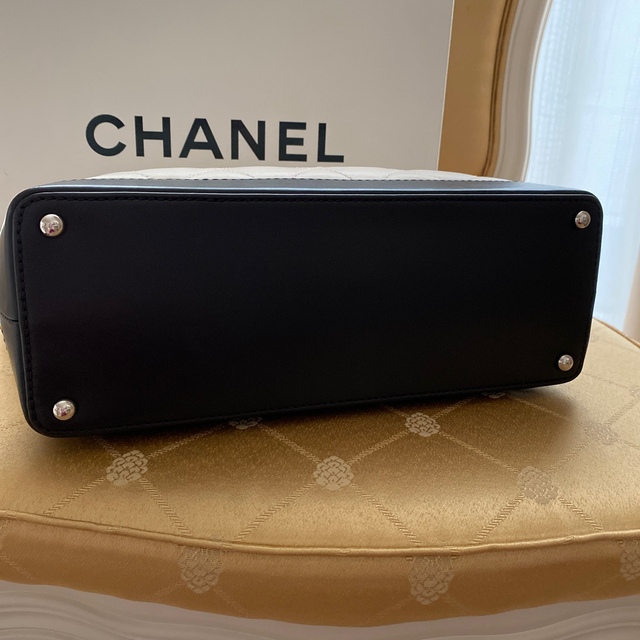 CHANEL(シャネル)のCHANEL BAG ラムスキンマトラッセ　本物 レディースのバッグ(ショルダーバッグ)の商品写真