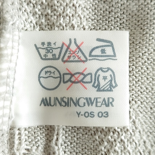 Munsingwear(マンシングウェア)の麻混サマーニット 透かし編み ベスト ロゴ刺繍 Ｖネック L グレー 古着 メンズのトップス(ベスト)の商品写真