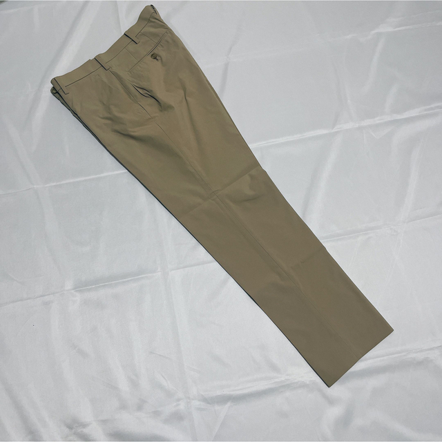 UNIQLO(ユニクロ)のベージュ ユニクロ 感動 パンツ スラックス 82 メンズのパンツ(スラックス)の商品写真