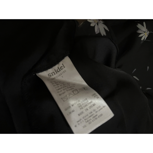 SNIDEL(スナイデル)のスナイデル　花柄ミニワンピース　sサイズ　黒　オケージョン　フォーマル レディースのワンピース(ミニワンピース)の商品写真