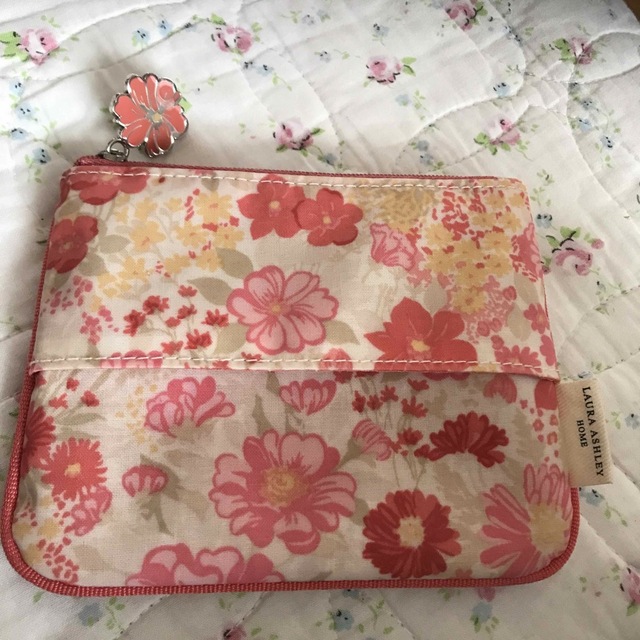 LAURA ASHLEY(ローラアシュレイ)のLAURA ASHLEYローラアシュレイ❤️ティッシュケース♪ミニポーチ　 レディースのファッション小物(ポーチ)の商品写真