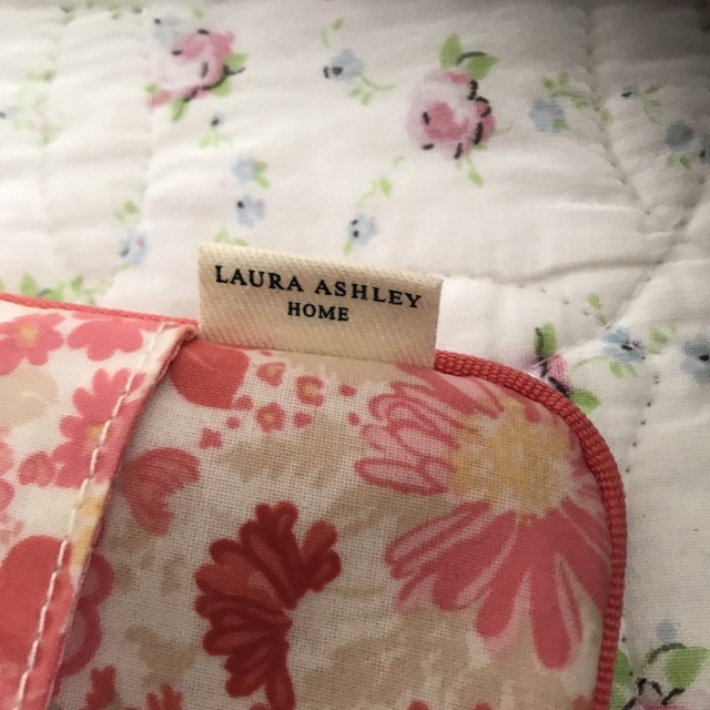 LAURA ASHLEY(ローラアシュレイ)のLAURA ASHLEYローラアシュレイ❤️ティッシュケース♪ミニポーチ　 レディースのファッション小物(ポーチ)の商品写真