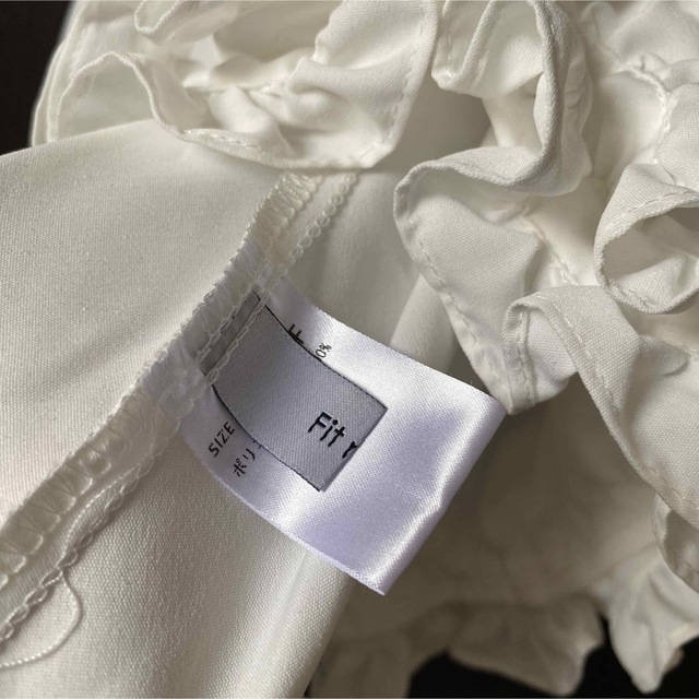 fitmore 裾フリルフレアトップス ホワイト レディースのトップス(シャツ/ブラウス(半袖/袖なし))の商品写真