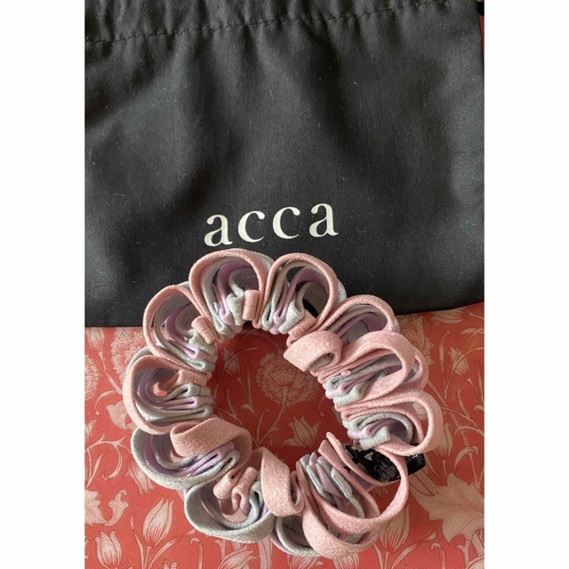 acca(アッカ)のacca シュシュ 保存袋付  レディースのヘアアクセサリー(ヘアゴム/シュシュ)の商品写真