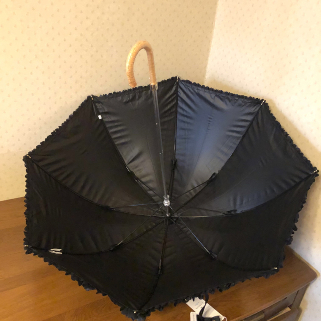 LANVIN en Bleu(ランバンオンブルー)の★新品★ランバンオンブルー　晴雨兼用　日傘　フリル　リボン　黒　遮光生地　遮熱 レディースのファッション小物(傘)の商品写真