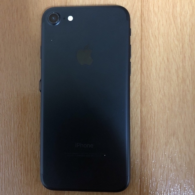 iPhone(アイフォーン)のiPhone7 32GB ブラック　カバー付き　A1779 ジャンク スマホ/家電/カメラのスマートフォン/携帯電話(スマートフォン本体)の商品写真