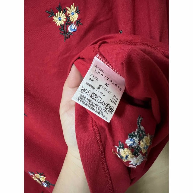 LOWRYS FARM - LOWRYS FARM トップス Tシャツ 半袖 赤 花柄 刺繍の通販