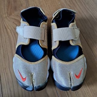 ナイキ(NIKE)のエアリフト　ゴールド23cm(サンダル)