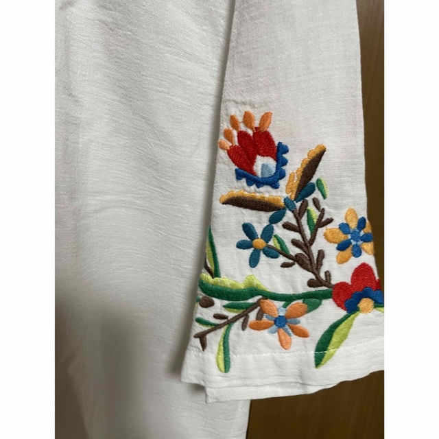 ZARA(ザラ)の新品ZARA エンブロイダリー シャツ 花刺繍　メンズMサイズ ホワイト白 ザラ メンズのトップス(シャツ)の商品写真