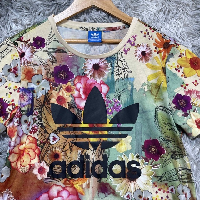 adidas(アディダス)のアディダス/Tシャツ /カットソー/花柄/ボタニカル/ビッグロゴ/トレフォイル/ レディースのトップス(Tシャツ(半袖/袖なし))の商品写真