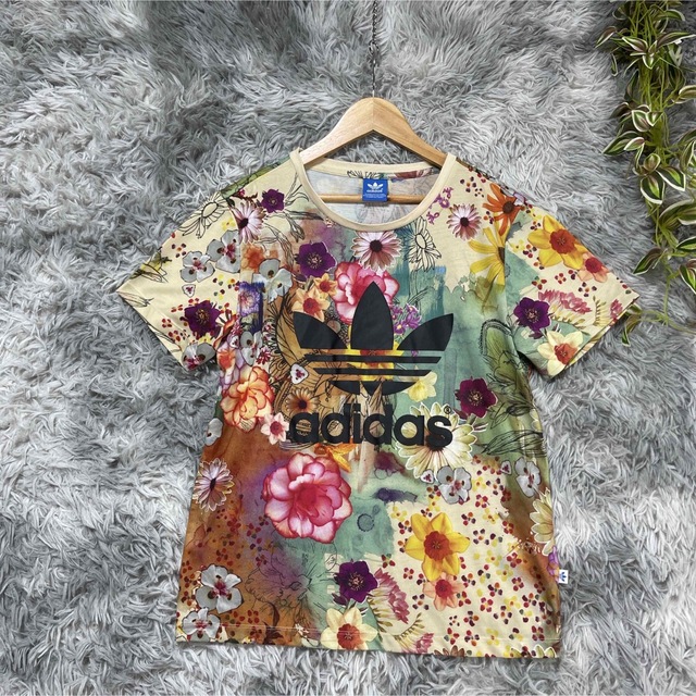 adidas(アディダス)のアディダス/Tシャツ /カットソー/花柄/ボタニカル/ビッグロゴ/トレフォイル/ レディースのトップス(Tシャツ(半袖/袖なし))の商品写真