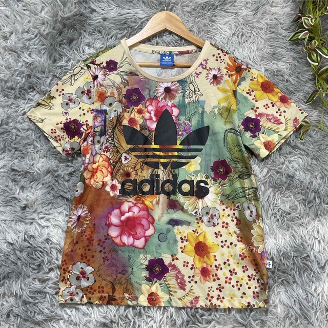 adidas(アディダス)のアディダス/Tシャツ /カットソー/花柄/ボタニカル/ビッグロゴ/トレフォイル/ レディースのトップス(Tシャツ(半袖/袖なし))の商品写真