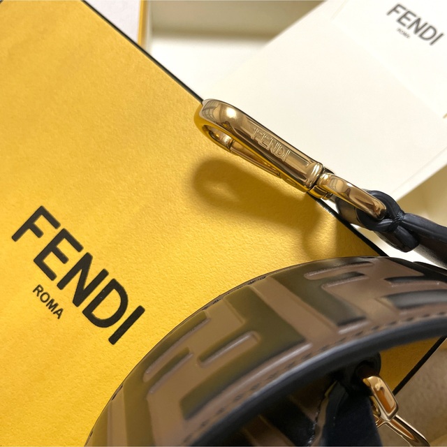 FENDI(フェンディ)のフェンディ  ストラップユー レディースのバッグ(ショルダーバッグ)の商品写真