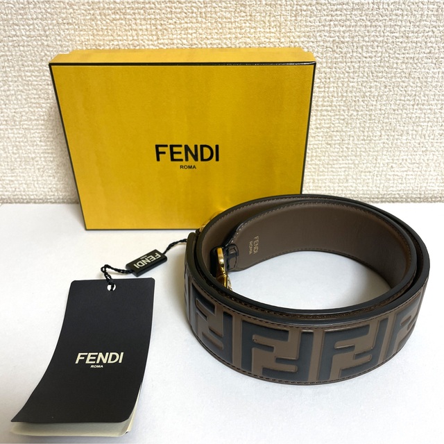 FENDI(フェンディ)のフェンディ  ストラップユー レディースのバッグ(ショルダーバッグ)の商品写真