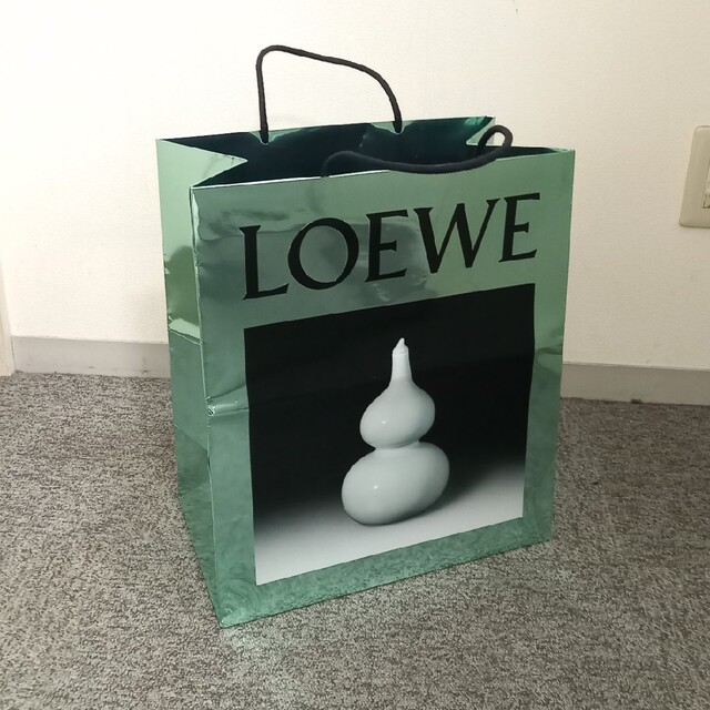 LOEWE(ロエベ)のLOEWE / 紙袋 / 折り目有り レディースのバッグ(ショップ袋)の商品写真