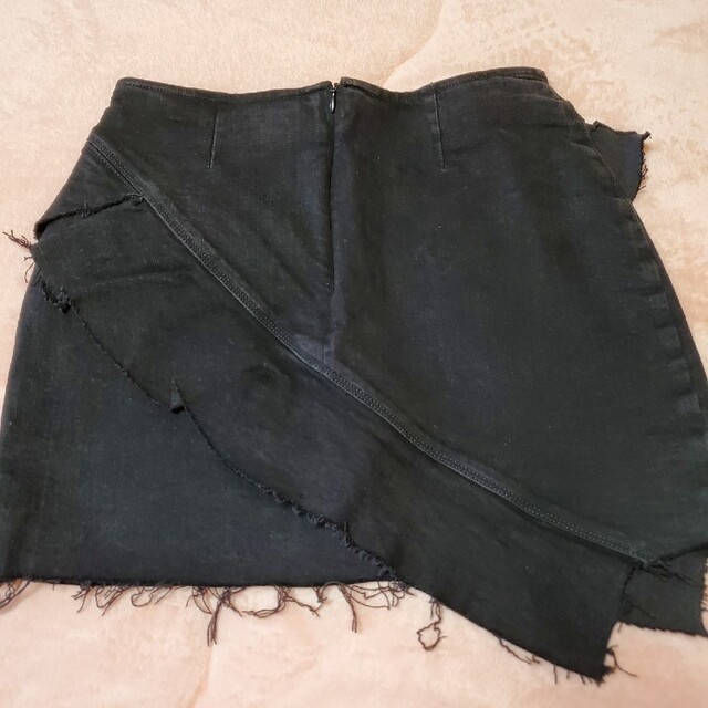 ZARA(ザラ)の美品⭐ZARA　ザラ　ブラックウォッシュ　デニムミニスカート　Sサイズ レディースのスカート(ミニスカート)の商品写真