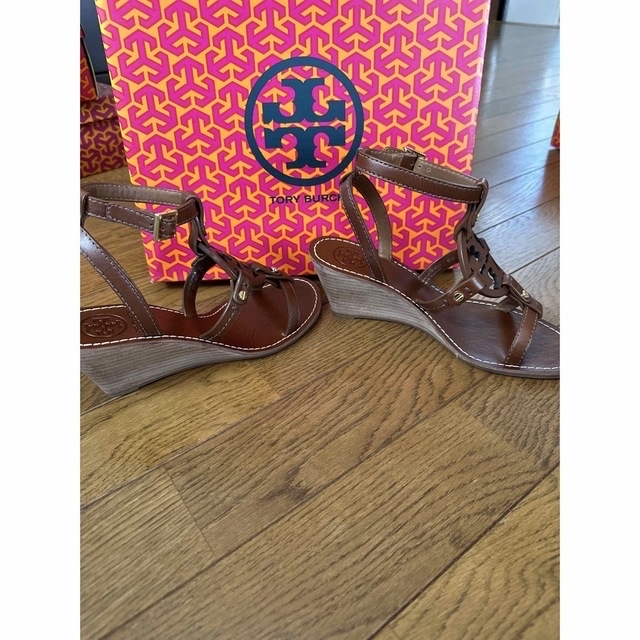 Tory Burch(トリーバーチ)の【りら様専用】トリーバーチ  サンダル22.5cm  アーモンド 箱無し レディースの靴/シューズ(サンダル)の商品写真