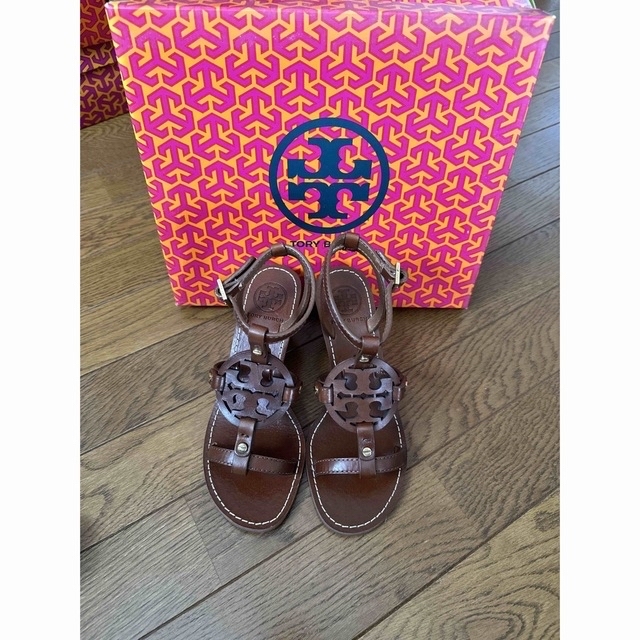 Tory Burch(トリーバーチ)の【りら様専用】トリーバーチ  サンダル22.5cm  アーモンド 箱無し レディースの靴/シューズ(サンダル)の商品写真