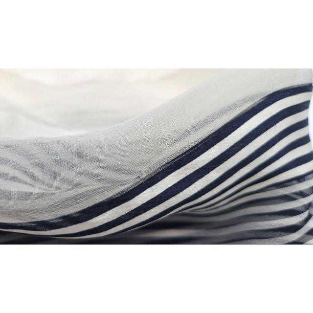 Yves Saint Laurent(イヴサンローラン)の【美品】YSL 84×86 シワ加工大判スカーフ 紺 白 ストライプ レディースのファッション小物(バンダナ/スカーフ)の商品写真
