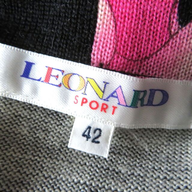 LEONARD(レオナール)の美品◎正規品 日本製 レオナール スポーツ 0527912 レディース ウール タートルネック 長袖 ニットプルオーバー ブラック×マルチ 花柄 42 レディースのトップス(ニット/セーター)の商品写真