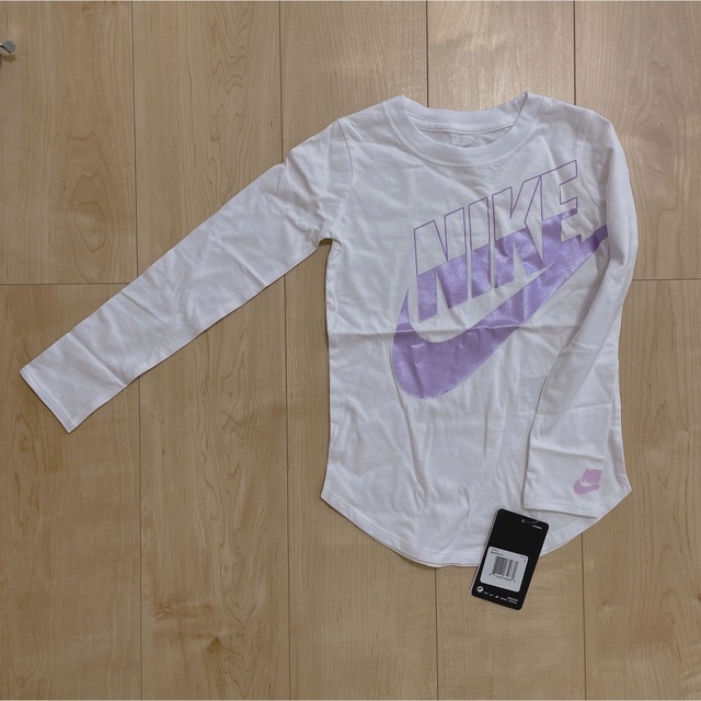 NIKE(ナイキ)のNIKE ナイキ　ロンT 新品タグ付き　4-5YRS キッズ/ベビー/マタニティのキッズ服女の子用(90cm~)(Tシャツ/カットソー)の商品写真