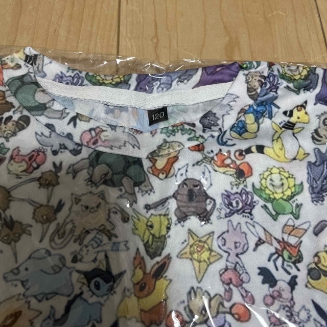 ポケモン(ポケモン)の新品未使用120cmポケモン総柄Tシャツ キッズ/ベビー/マタニティのキッズ服男の子用(90cm~)(Tシャツ/カットソー)の商品写真