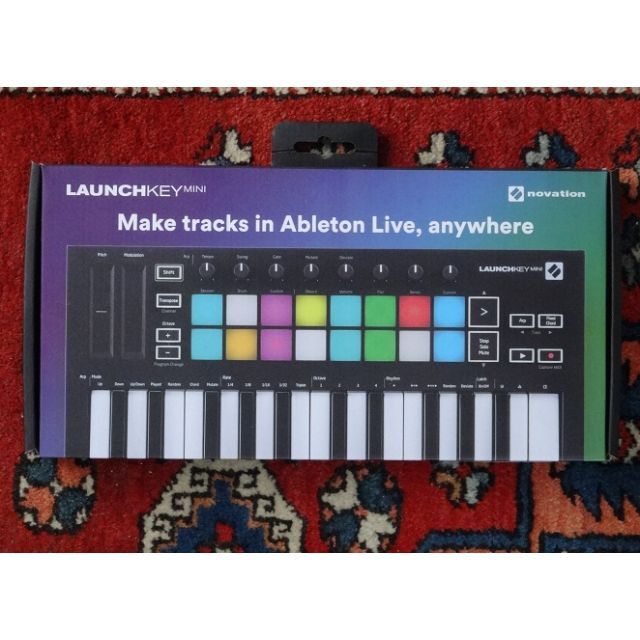 CONTROLADOR LAUNCHKEY MINI MK3 NOVATION 25 TECLAS - J3 Audio
